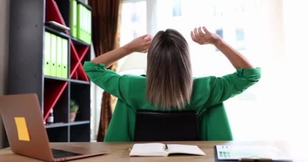 クリエイティブオフィスのテーブルで挙手で休んでいるビジネス女性のバックビュー 成功した仕事と上司のリーダーを破る — ストック動画