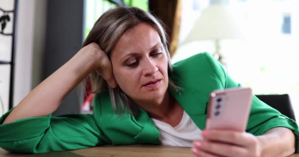 Tankevækkende Forretningskvinde Kvinde Holder Smartphone Overvejer Problemløsning Manager Modtog Dårlige – Stock-video