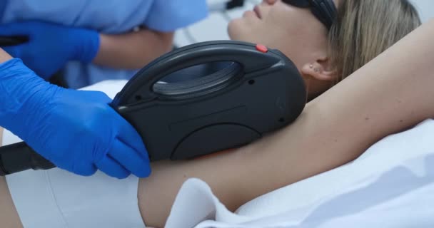 Kosmetyk Usuwa Włosy Kobiecych Pachy Zbliżenie Depilacja Ciała Leczenie — Wideo stockowe
