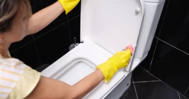 Weibliche Hände Handschuhen Mit Waschlappen Reinigen Toilettenschüssel Badezimmer Reinigung Und — Stockvideo