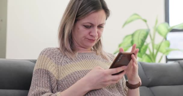Nespokojená Žena Čte Zprávy Online Pomocí Mobilního Telefonu Film Zpomalení — Stock video