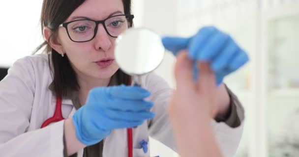 진료소 슬로우 모션에서 돋보기로 환자의 검사하는 피부과 콜러스와 옥수수 개념의 — 비디오