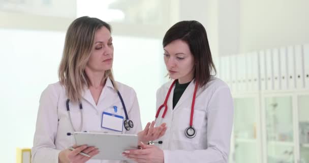 Médecin Collègues Étudiant Les Documents Médicaux Des Patients Discutant Ralenti — Video