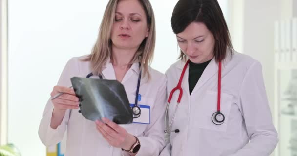 Dokter Collega Onderzoeken Medische Documenten Röntgenfoto Van Patiëntenlongen Kliniek Film — Stockvideo