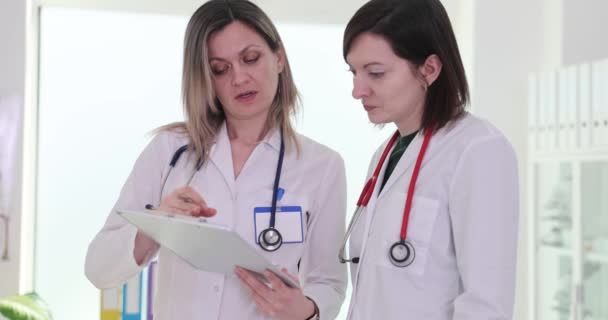Médecin Collègues Examinant Les Documents Médicaux Avec Échographie Patient Clinique — Video