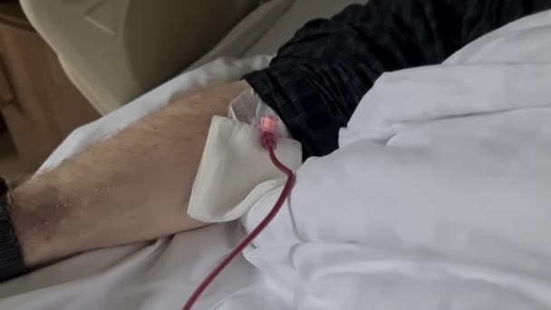病人在4K的临床特写影片中与献血者输血 严重贫血和血癌概念的治疗 — 图库视频影像