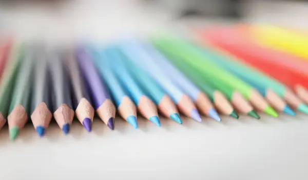 Beaucoup Crayons Multicolores Pointus Gisant Sur Les Couleurs Fond Gros Images De Stock Libres De Droits