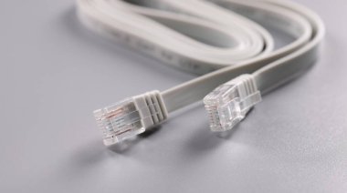 Gri arka planda RJ45 kablosu var. internet bağlantısı kavramı