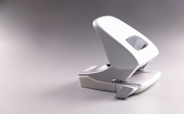 Gri arkaplandaki delik delici kapanıyor. Belge sıralama aksesuarları kavramı