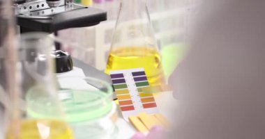 Mikrobiyoloji laboratuarındaki kimyager araştırması. Biyolog laboratuvarda alkalin analizini kontrol ediyor. Biyoteknoloji ve tıp konsepti.