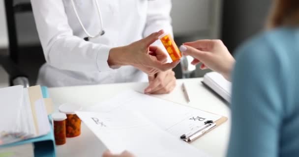 医者は患者に薬の瓶を引き渡す 治療の概念上の薬 — ストック動画