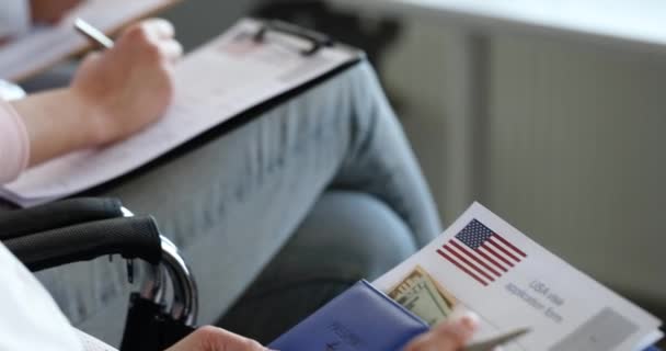Άνθρωποι Συμπληρώνουν Την Αμερικανική Αίτηση Για Βίζα Συμπληρώνοντας Χαρτιά Ηπα — Αρχείο Βίντεο