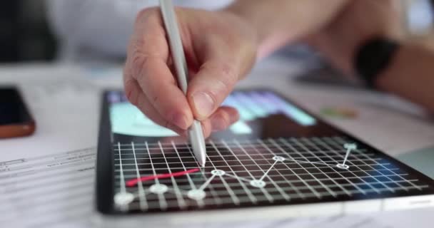 Marketer Draws Red Line Business Graphs Tablet Business Woman Pointing — Vídeos de Stock