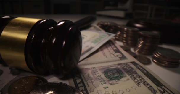 Judge Gavel Dollars Coins Table Tax Calculation Judgment Concept — Vídeo de Stock