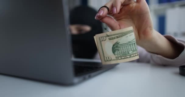 Thief Keeps Money Hook Looking Information Using Computer Monitor Illegal — Stock videók