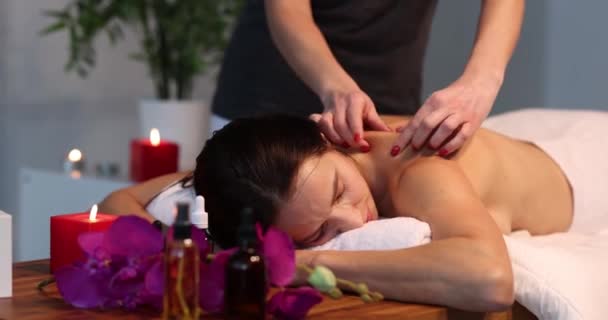 Young Woman Doing Back Massage Spa Complex Beauty Clinic Body — Vídeo de Stock