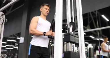 Spor simülatöründeki spor simülatörüyle antrenman yapan bir adam ağır çekimde. Fitness ve sağlıklı yaşam tarzı konsepti