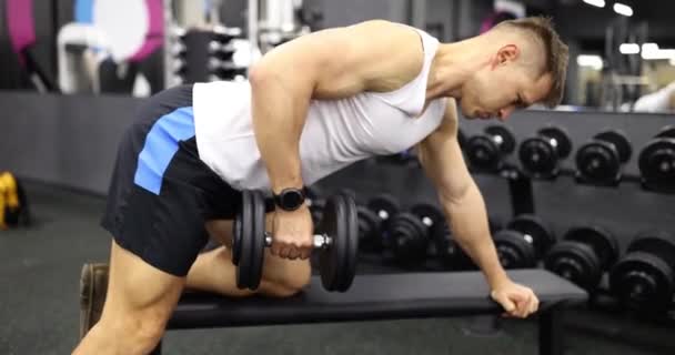 Atleta Com Pulseira Fitness Braço Levantando Halteres Banco Treinando Bíceps — Vídeo de Stock