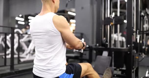 Construtor Corpo Masculino Fazendo Exercícios Para Músculos Das Costas Braços — Vídeo de Stock