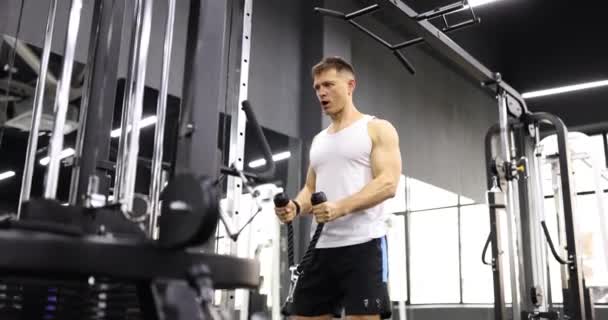Man Bodybuilder Training Auf Sport Simulator Turnhalle Film Zeitlupe Sportliche — Stockvideo
