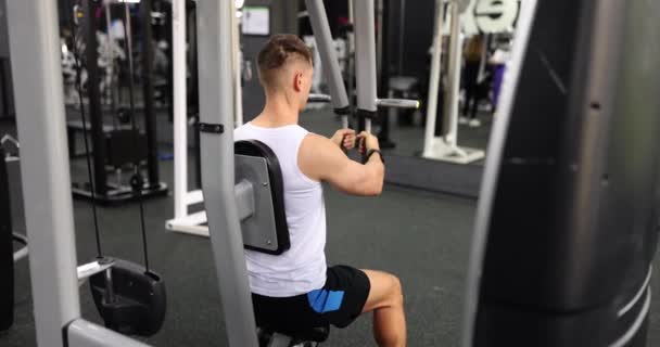 Manliga Idrottare Träning Muskler Rygg Och Armar Simulator Gym Bakre — Stockvideo
