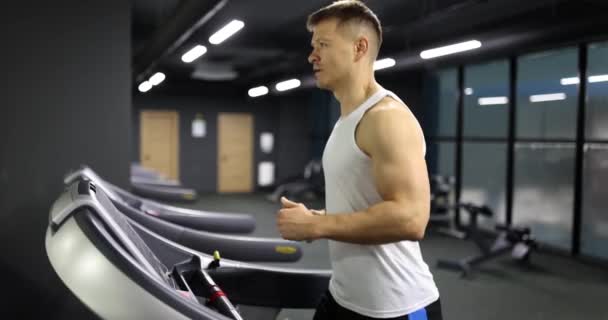 Athlète Masculin Courant Sur Tapis Roulant Salle Sport Film Ralenti — Video