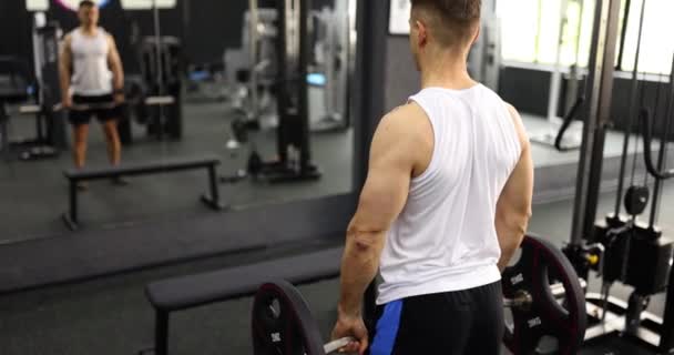 Idrottare Som Lyfter Skivstång Gym Film Slow Motion Kraftbelastning Armmusklerna — Stockvideo