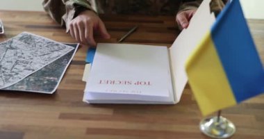 Ordu, Ukrayna birliklerinin karşı saldırıya geçmesini planlayan çok gizli bir belgeyi okuyordu. 4K filmi yavaş çekimde çekiyordu. Rusya 'yla savaş sırasında Ukrayna topraklarının savunma stratejileri
