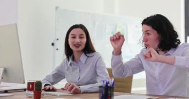 Başarılı iş adamlarından oluşan bir ekip, ofis 4K ağır çekimde bilgisayar ekranının önünde alkışlıyor ve ellerini kaldırıyor. Kârlı iş anlaşmaları İnternet konsepti