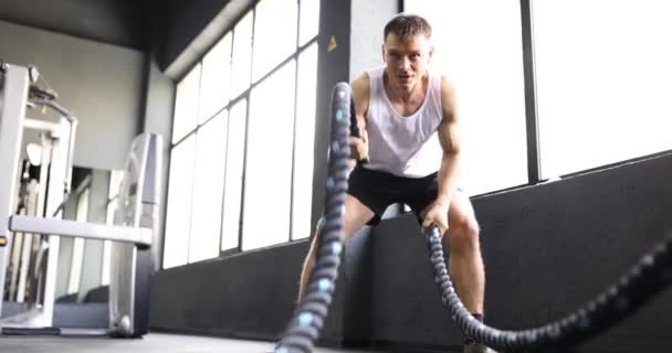 Homem Atleta Acenando Cordas Crossfit Ginásio Filme Câmera Lenta Exercícios — Vídeo de Stock