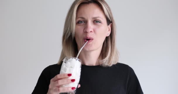 Vrouw Die Suikerklontjes Drinkt Door Stro Uit Glas Film Slow — Stockvideo