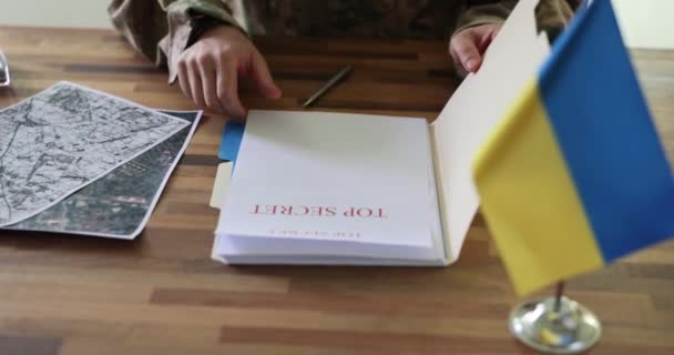 Militär Läsning Topphemligt Dokument Planering Motoffensiv Ukrainska Trupper Närbild Film — Stockvideo