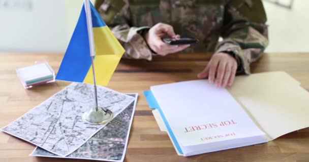 ロシアへのウクライナ軍による反撃計画に関する極秘文書を撮影した軍事スパイは 4K映画のスローモーションを閉鎖した ウクライナでの戦争中の情報漏洩 — ストック動画