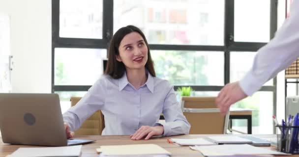 Arkadaşları Ofis Filminde Taş Kağıt Makaslarını Tartışıp Oynuyorlar Doğru Karar — Stok video