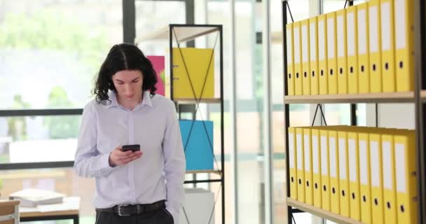 商务人士通过办公室4K电影慢动作中的手机聊天与客户沟通 与客户和合作伙伴的远程合作概念 — 图库视频影像