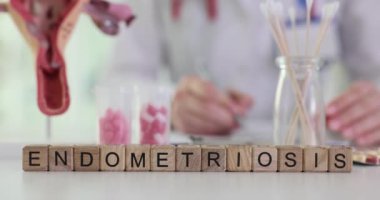 Kadın rahminin arka plan ve modelinin kelime endometriyozisi 4K yakın çekim filmi. Jinekolojik hastalıklar teşhis ve tedavi konsepti
