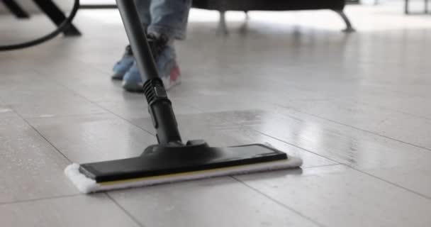 家庭主妇用蒸汽拖把清理地板 用4K胶卷慢动作 清洁公寓和办公室的概念 — 图库视频影像