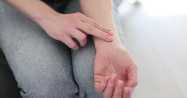 슬로우 모션에서 손목에 맥박을 시스템 개념의 질병에 — 비디오