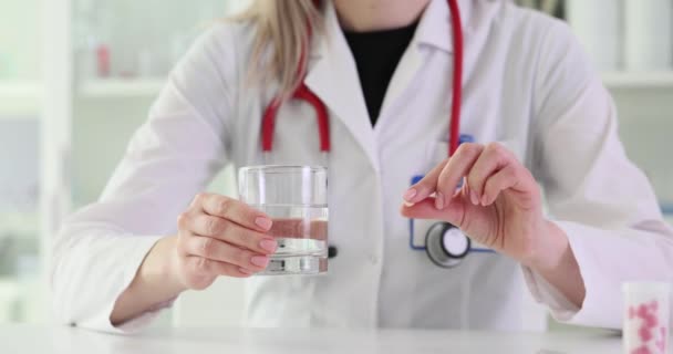 Médico Segurando Comprimido Medicina Vidro Água Mãos Closeup Filme Câmera — Vídeo de Stock