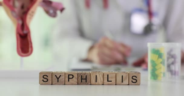 Word Syfilis Achtergrond Van Arts Model Van Vrouw Baarmoeder Met — Stockvideo