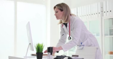 Doktor, klinikte bilgisayar ve hasta tıbbi geçmişi üzerine ağır çekimde bilgi çalışıyor. Tıbbi belge kavramı ile çalışmak