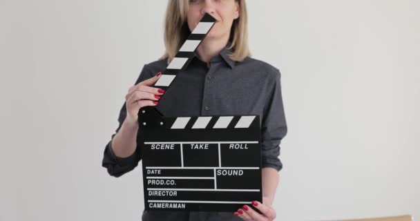 Kvinnlig Assistent Regissör Bankar Applåder Medan Filmar Närbild Film Slow — Stockvideo