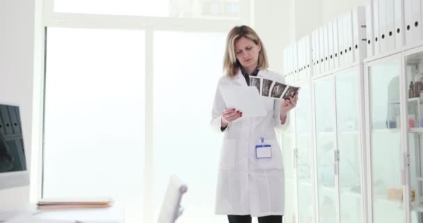 Mujer Médico Mirando Los Documentos Médicos Del Paciente Los Resultados — Vídeos de Stock