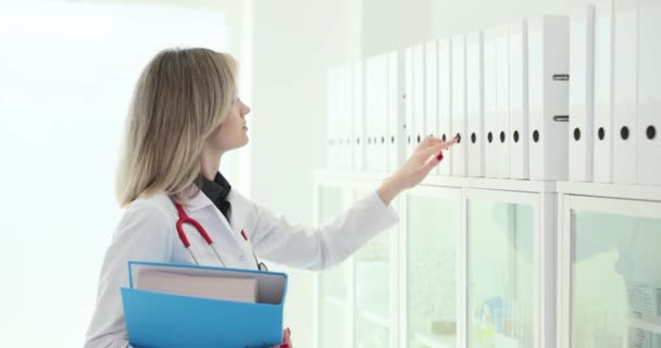 Doktor Ofis Filminde Ağır Çekimde Dokümanların Olduğu Dosyayı Arıyor Tıp — Stok video