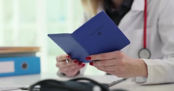 Врач Заполняет Историю Болезни Пациента Вводит Персональные Данные Паспорта Крупным — стоковое видео