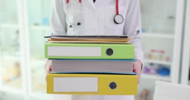 Arzt Hält Viele Ordner Mit Papieren Und Dokumenten Der Klinik — Stockvideo