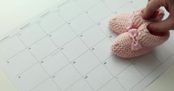 Детские Розовые Сапоги Новорожденных Календаре Ролике Концепция Срочных Родов — стоковое видео