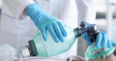 Kadın hasta, hastane odasındaki hastaya damar içi basıncı ayarlıyor. Covid-19 koronavirüs salgını sırasında pozitif tedavi.