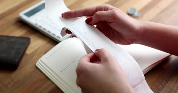 Mujer Estudiando Recibo Compra Mesa Con Calculadora Bloc Notas Primer — Vídeo de stock
