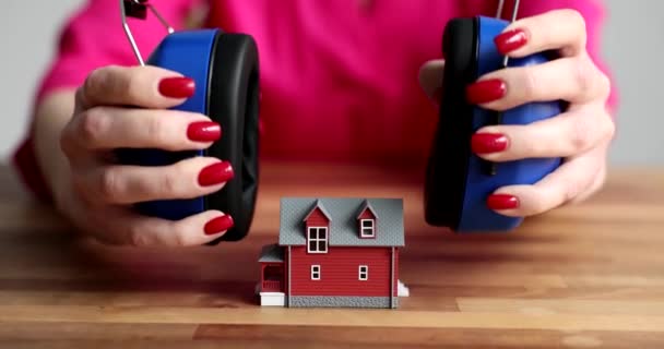 Γυναικεία Χέρια Που Βάζουν Ακουστικά Κατασκευής Παιχνίδι Σπίτι Ταινία Αργή — Αρχείο Βίντεο